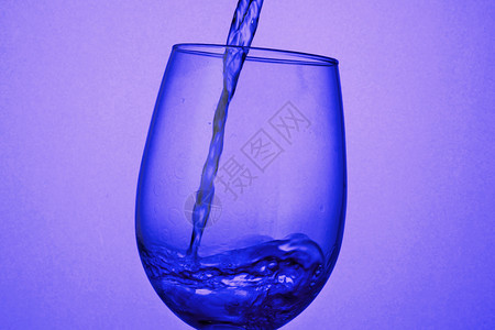酒杯水光影图片