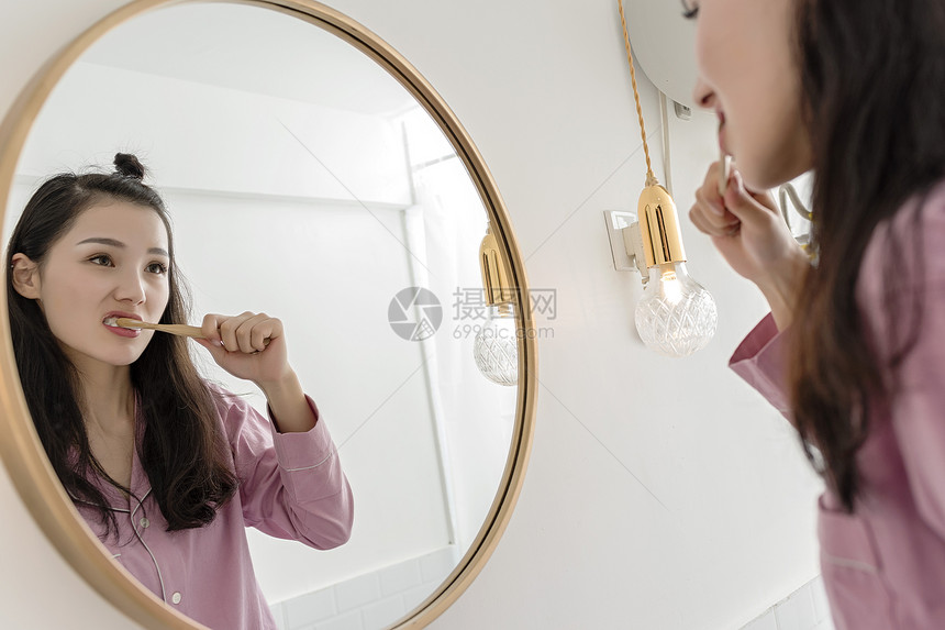 女子清晨刷牙图片