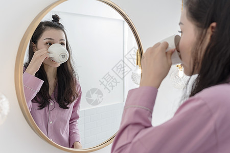 女子清晨漱口背景