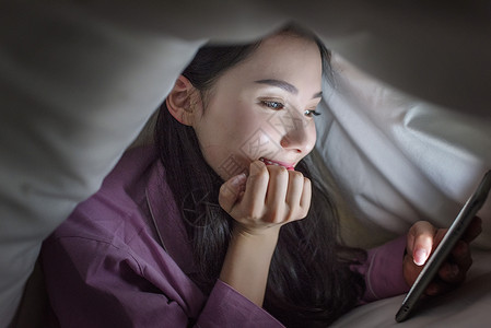 女子走路玩手机女子熬夜玩手机背景