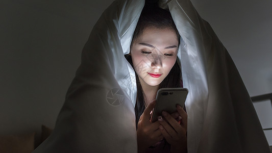 女子熬夜玩手机图片