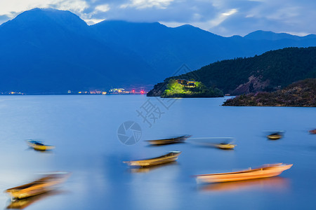 泸沽湖风景湖山夜景高清图片