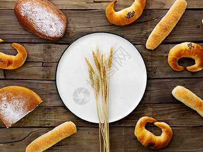 面包食材俯拍面包和小麦背景