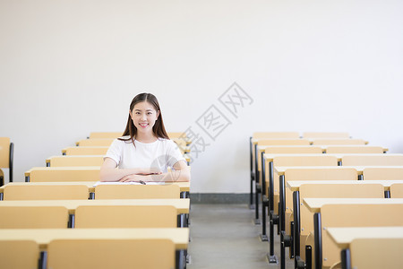 坐在教室里学习的同学女性高清图片素材