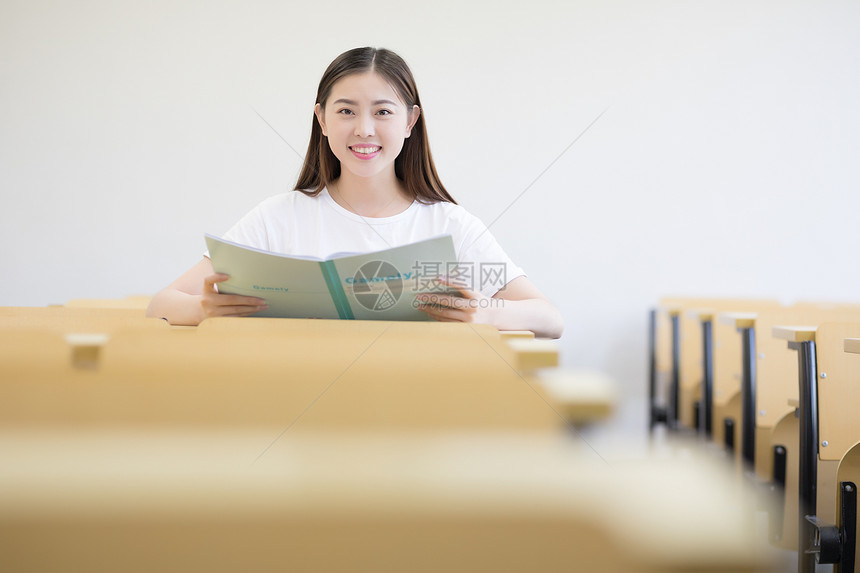 在教室里看书学习的女生图片