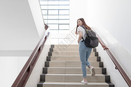 准备上课教学楼里准备去上课的同学背景