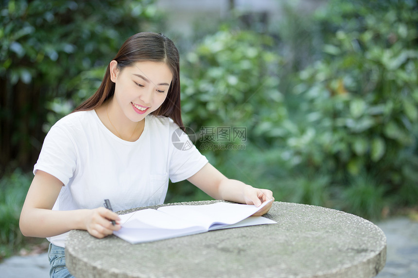 校园轻松学习的女生图片