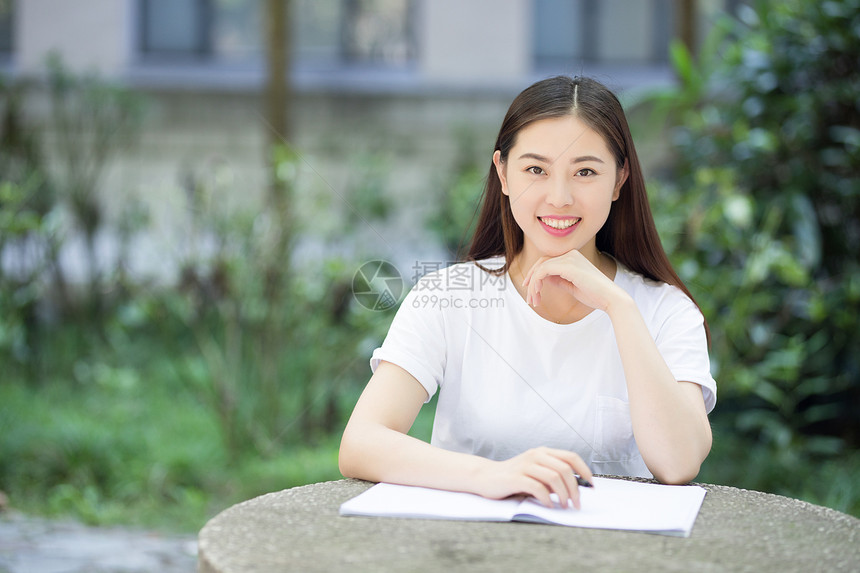 校园轻松学习的女生图片