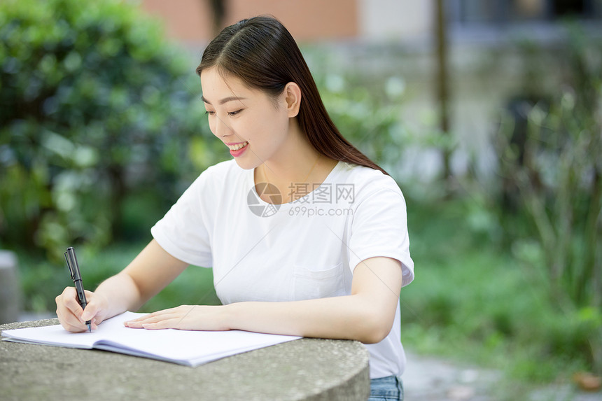 校园轻松学习的女生图片