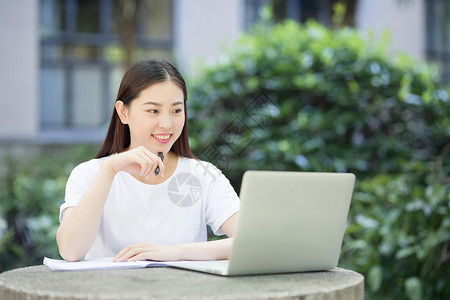 在校园室外休闲学习的女生图片