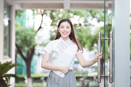 推门走进图书馆的女生图片