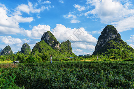 田园喀斯特山脉地貌图片