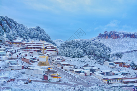 漫天卷地雪花十月郎木寺雪景背景