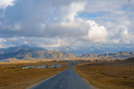 新疆草原公路云海图片
