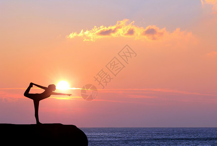 瑜伽女士夕阳下的瑜伽剪影设计图片