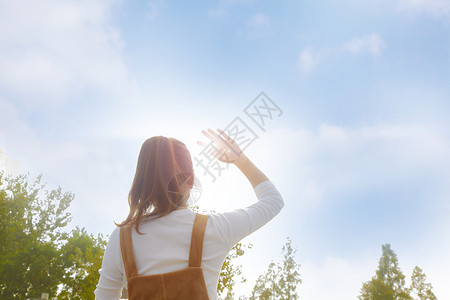 远方的天空女孩背影背景