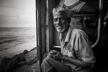 斯里兰卡海边小火车上的老头高清图片