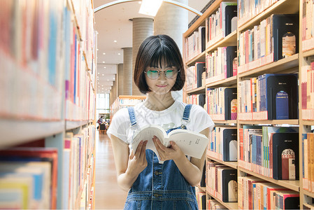 图书馆读书的女孩子图片