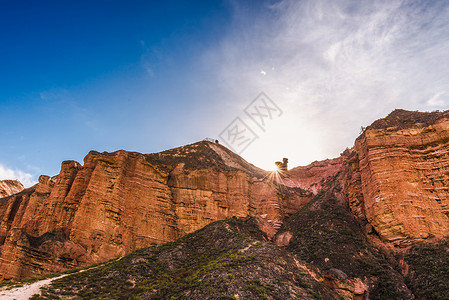 七彩世界阳光下的冰沟丹霞背景