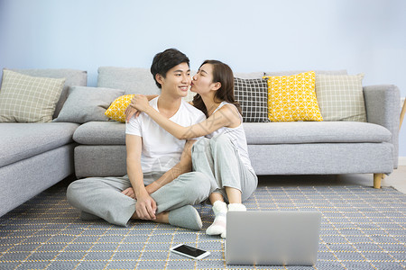 情侣玩电脑年轻情侣在客厅玩电脑背景