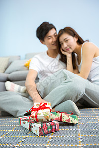 情侣在客厅拆圣诞礼物背景图片