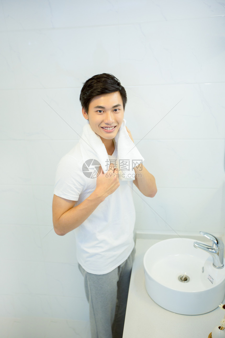 年轻男性在浴室洗漱图片