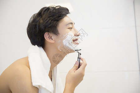 刮胡子素材年轻男子在浴室剃须背景