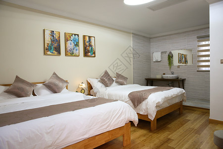 宽敞舒适的酒店房间图片