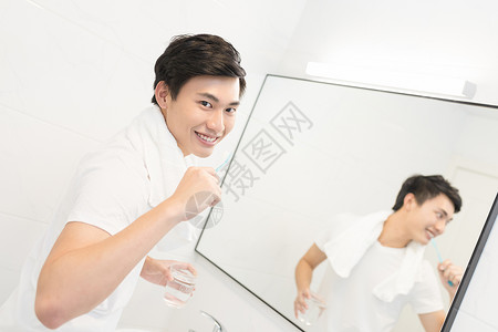 正在刷牙的男士背景图片