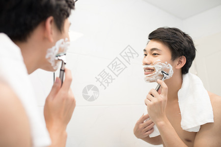刮胡膏正在刮胡子的男士背景
