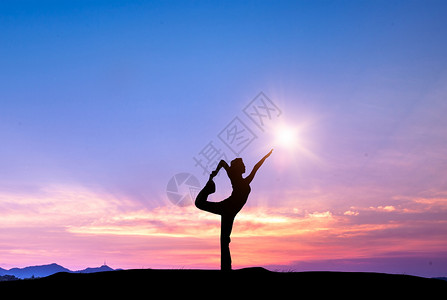 夕阳下的瑜伽女士设计图片