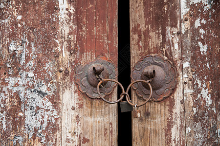历史的痕迹斑驳的门与生锈的锁背景