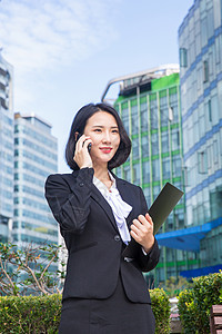 商务女性在打电话背景图片