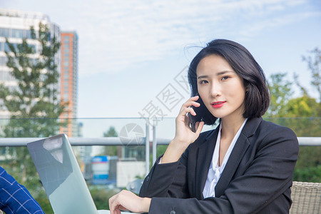 商务女性在打电话图片