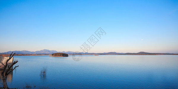 寂静的湖面背景