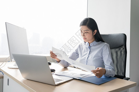 职场白领女性职业女性看数据报表思考背景