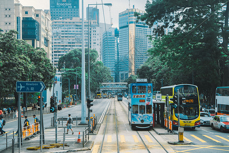 旅游巴士香港街头的叮叮车背景