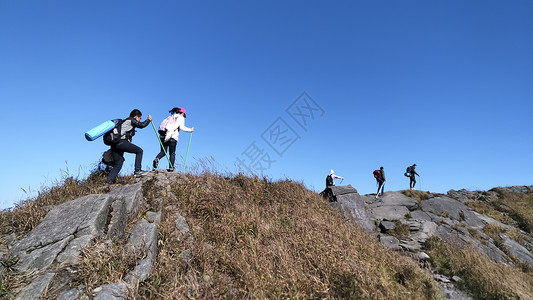 攀登者攀登山顶的人高清图片