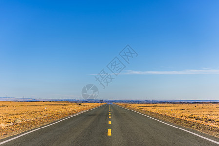 富蕴草原上看不到尽头的公路背景