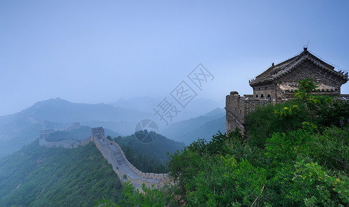 北京八达岭景色清晨晨雾中巍峨壮观的长城背景