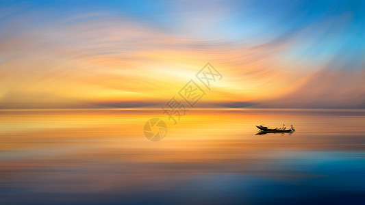 雲彩唯美夕阳下的大海和归航的渔船背景