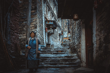 川藏阿坝州某少数民族村庄背景