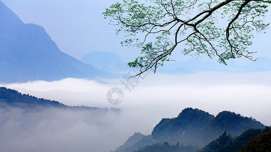 中国风云卷边框充满意境和水墨画般的光雾山风光背景