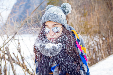 个人旅游吹雪花的女孩背景