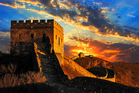 金色城堡剪纸夕阳下的长城背景
