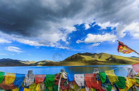 湖面上经幡羊卓雍错湖上的经幡背景