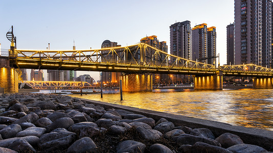 淌金的河流卵石步行桥高清图片