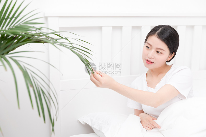 睡觉醒来的年轻美女图片