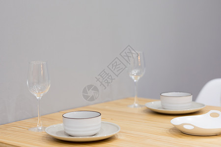 整齐摆放的高脚杯和餐具背景图片
