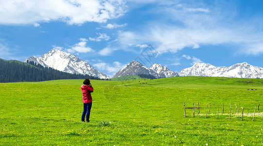 山女拍摄雪山的女摄影师背景